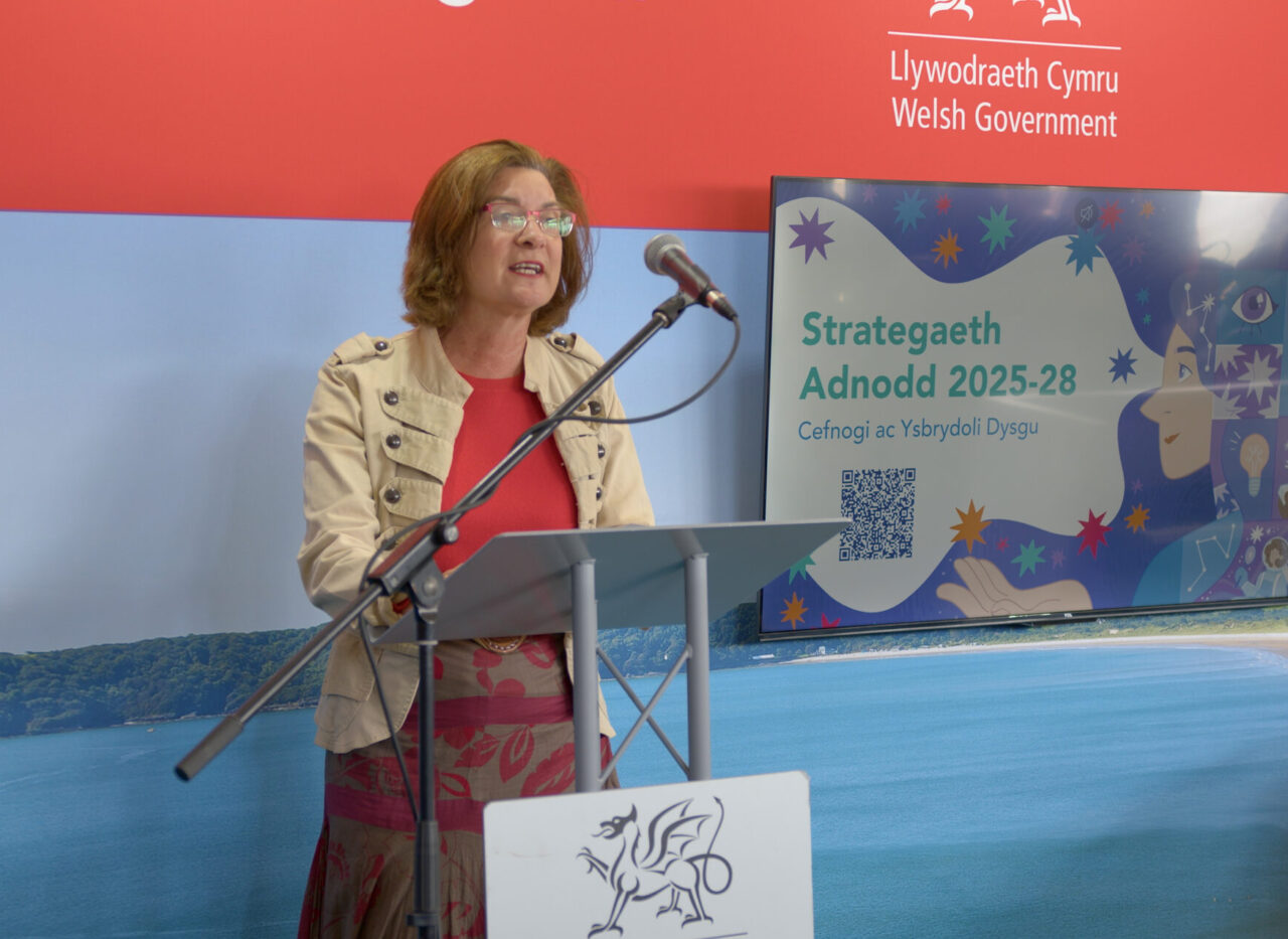 A picture of Eluned Morgan launching Adnodd's strategy. Llun o Eluned Morgan yn lansio strategaeth Adnodd.